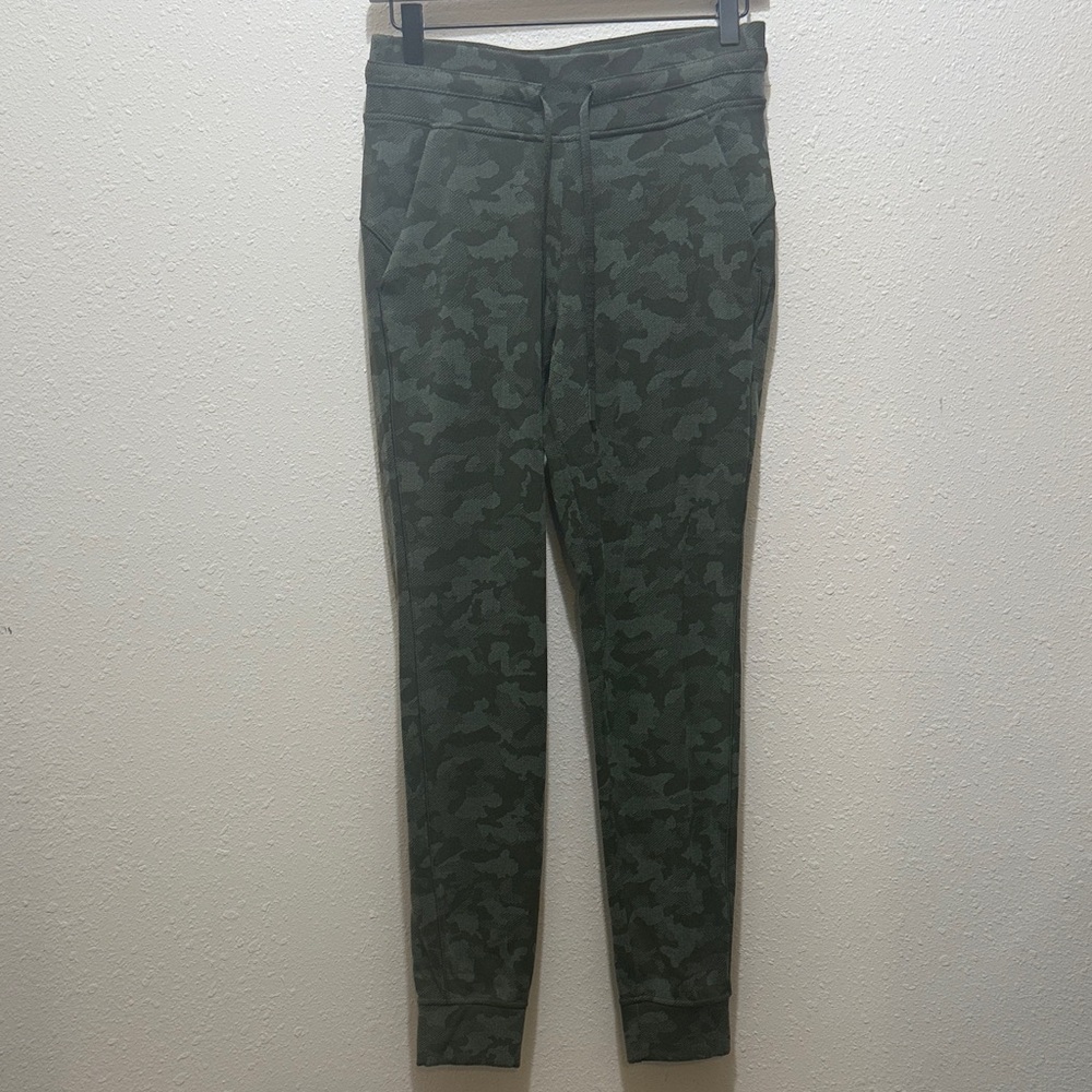 Lululemon Camouflage Jogger Pants, Size 6